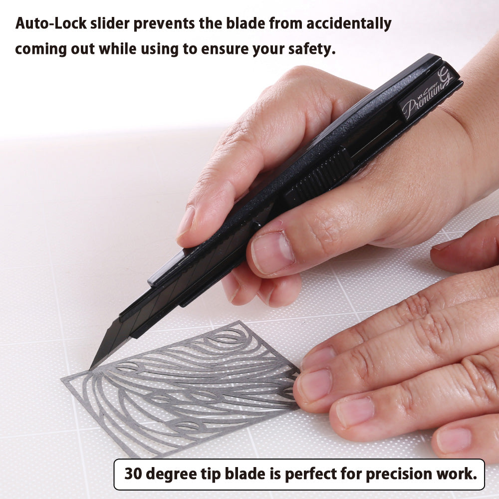 Persoana care decupeaza un model cu un cutter negru