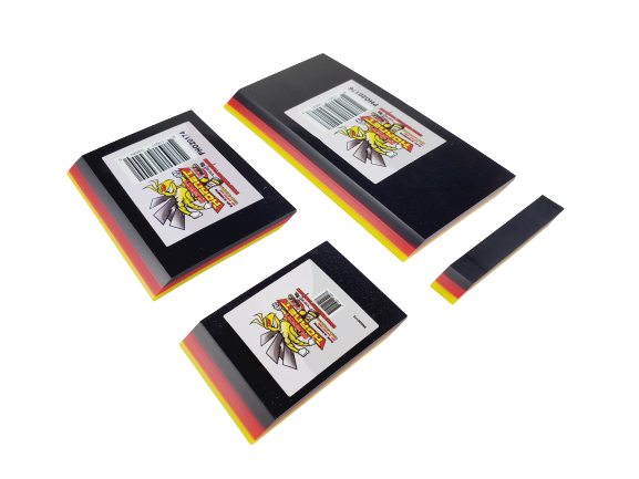 patru paralelipipeduri de dimensiuni diferite colorate in trei culori: negru, roz si galben