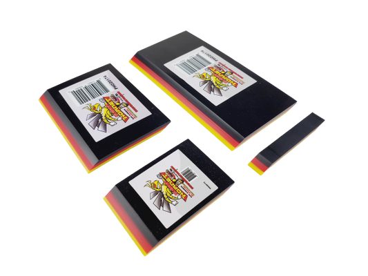 patru paralelipipeduri de dimensiuni diferite colorate in trei culori: negru, roz si galben