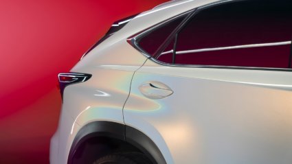 Prim-plan al unei masini colantate cu folie 3M alba