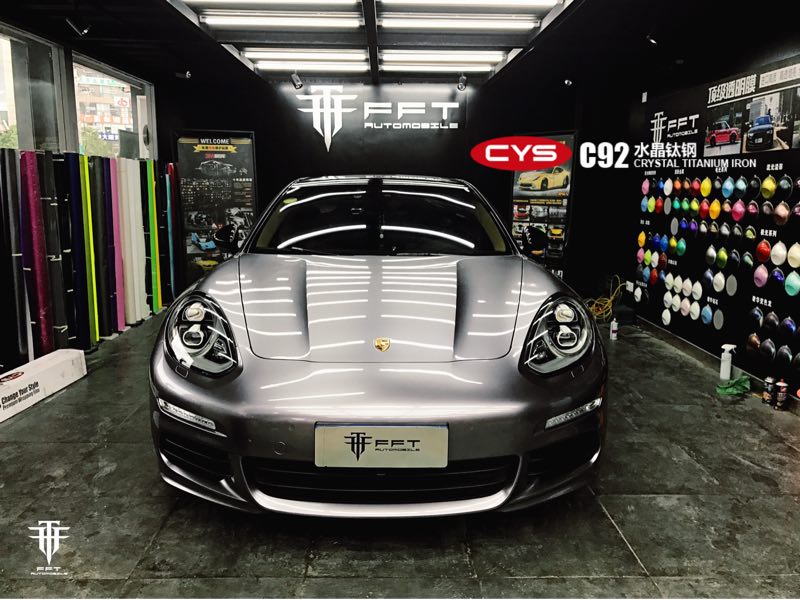 masina gri metalizat intr-un atelier