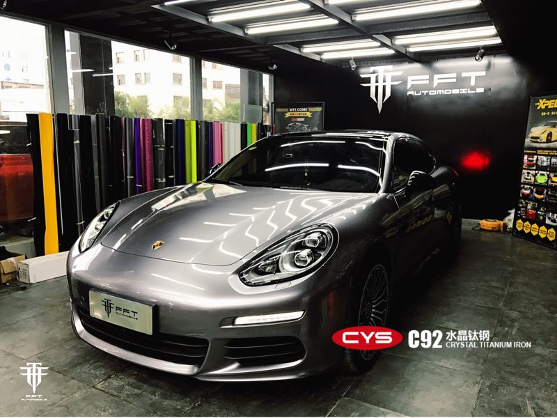 masina gri metalizat intr-un atelier