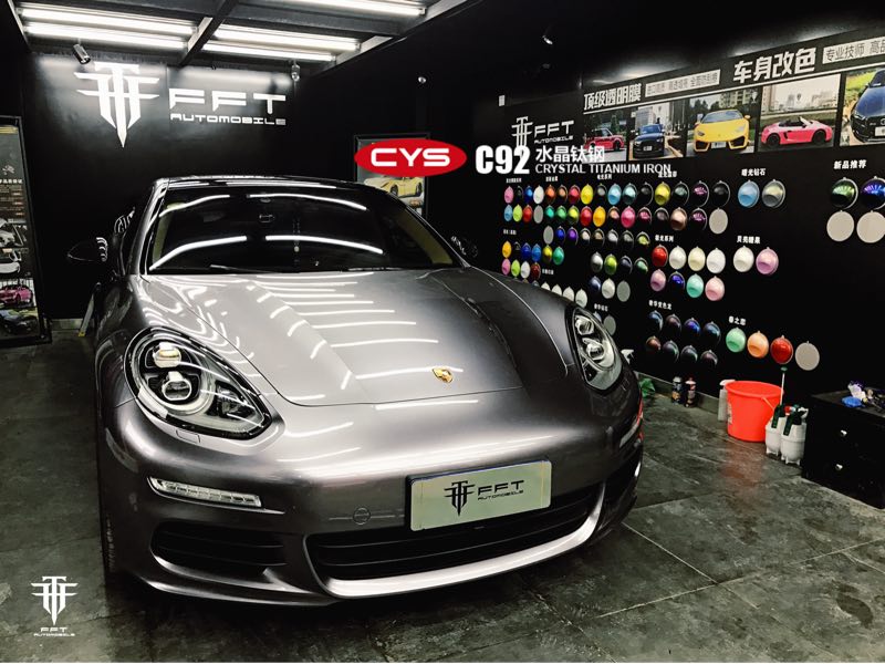 masina gri metalizat intr-un atelier