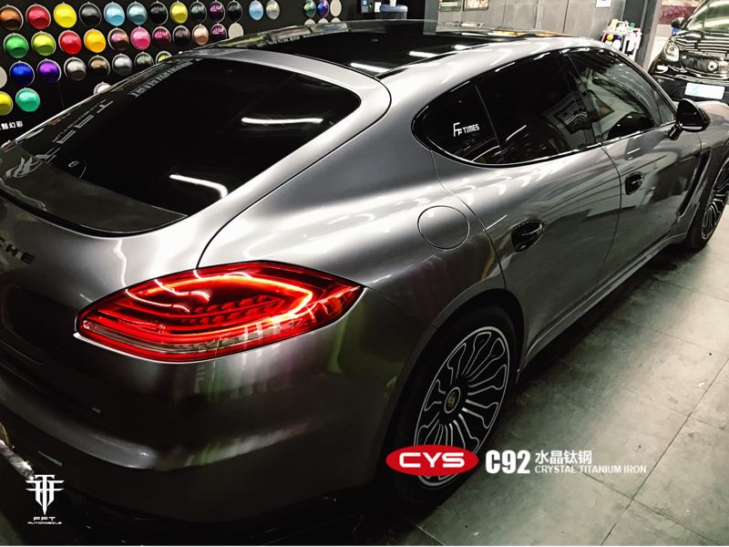 masina gri metalizat intr-un atelier