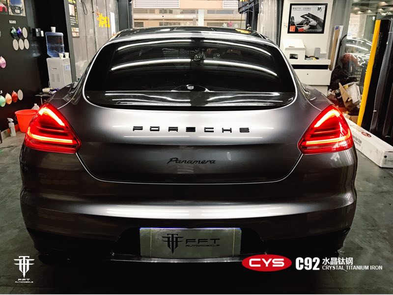 masina gri metalizat intr-un atelier