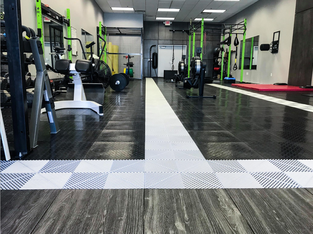 pardosea modulara intr-o sala de sport