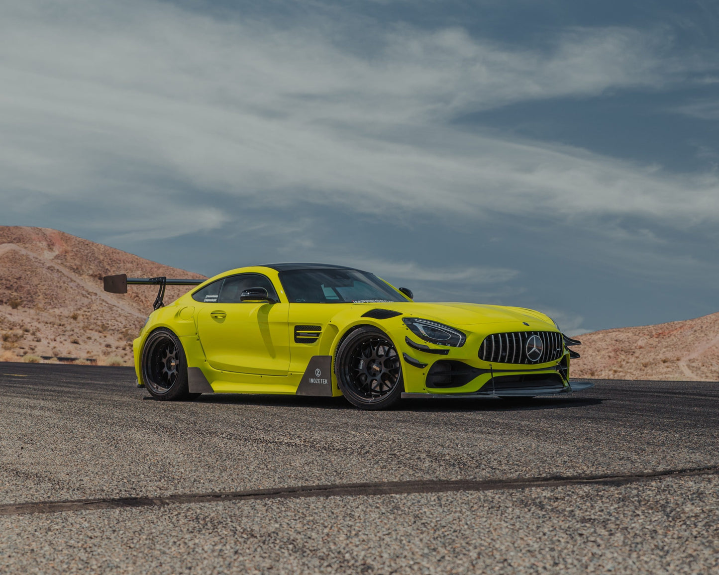 Masina colantata in Inozetek Racing Yellow - fata