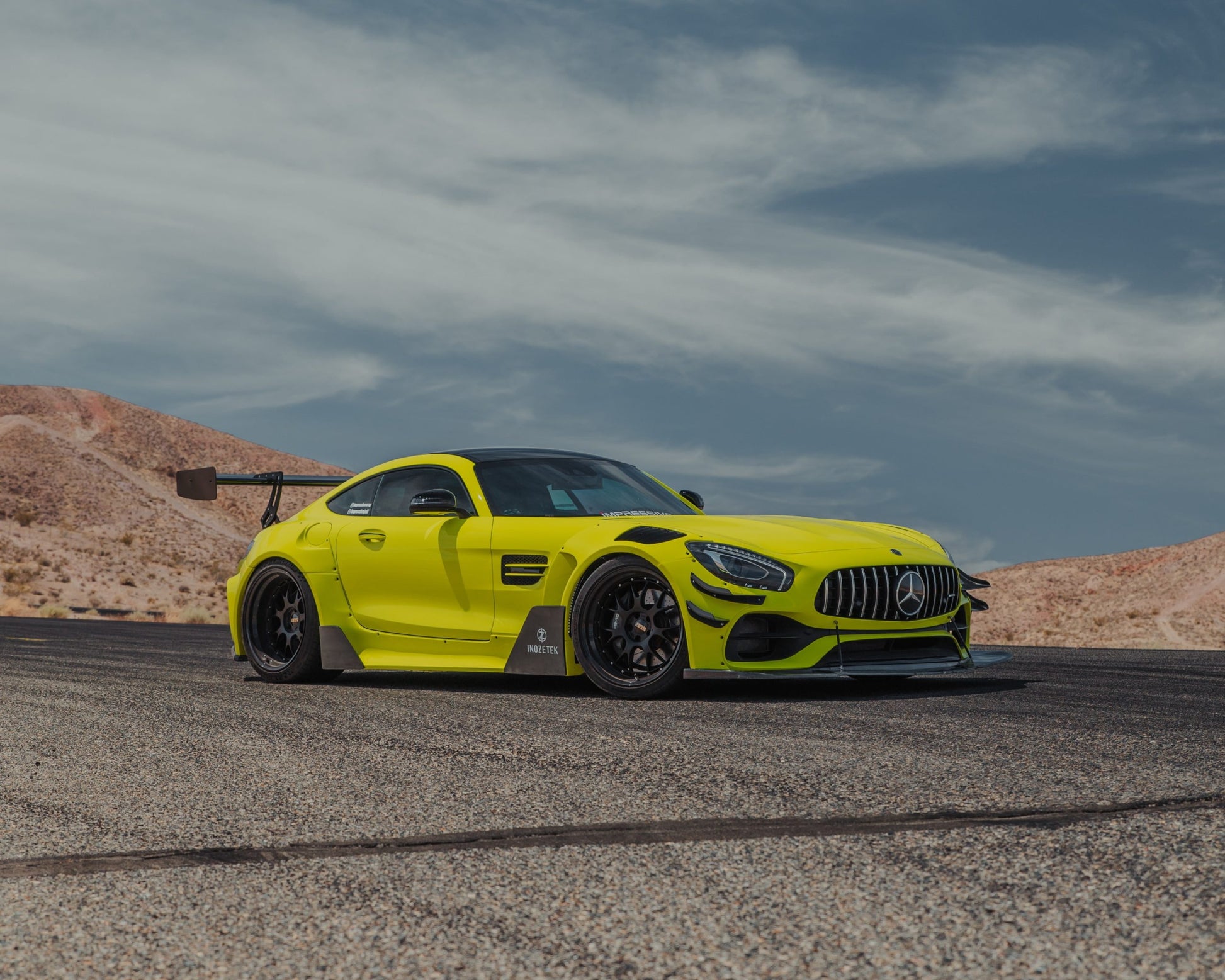 Masina colantata in Inozetek Racing Yellow - fata