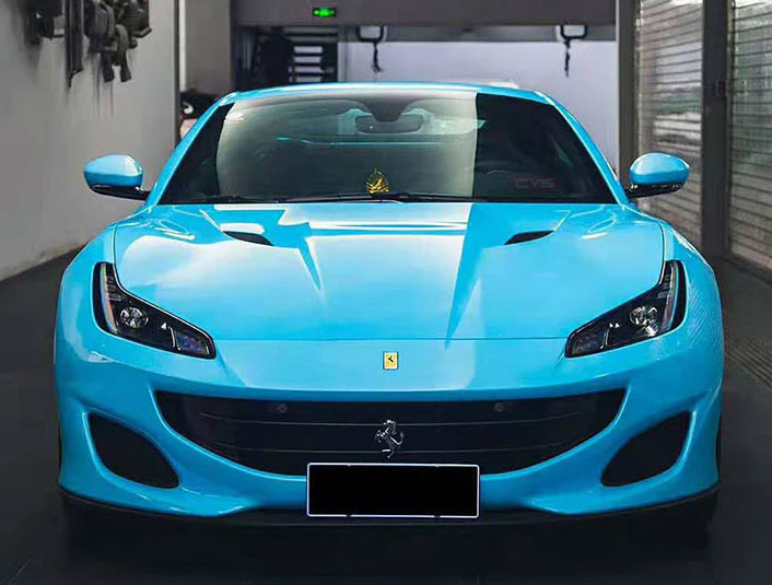 masina bleu deschis lucios in garaj