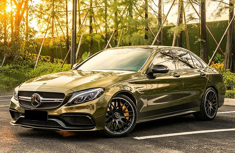 masina auriu inchis parcata intr-o parcare auto