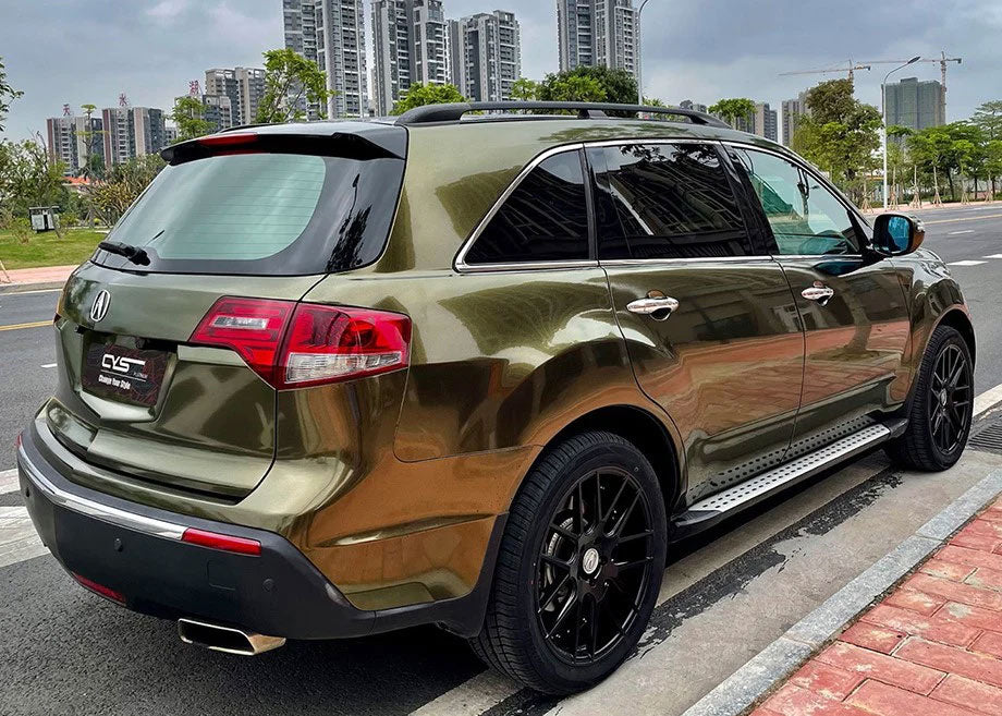 masina auriu inchis parcata pe o parte a strazii