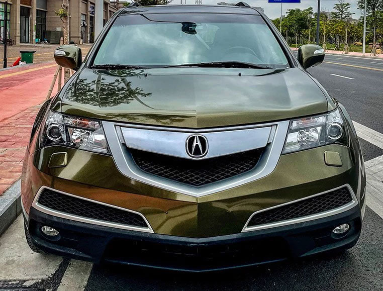 masina auriu inchis parcata pe o parte a strazii