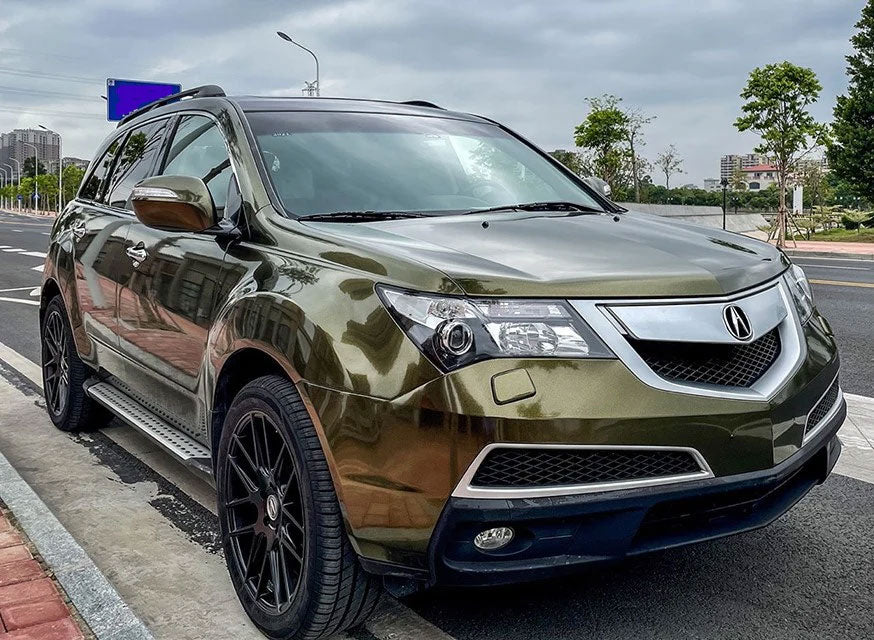 masina auriu inchis parcata pe o parte a strazii