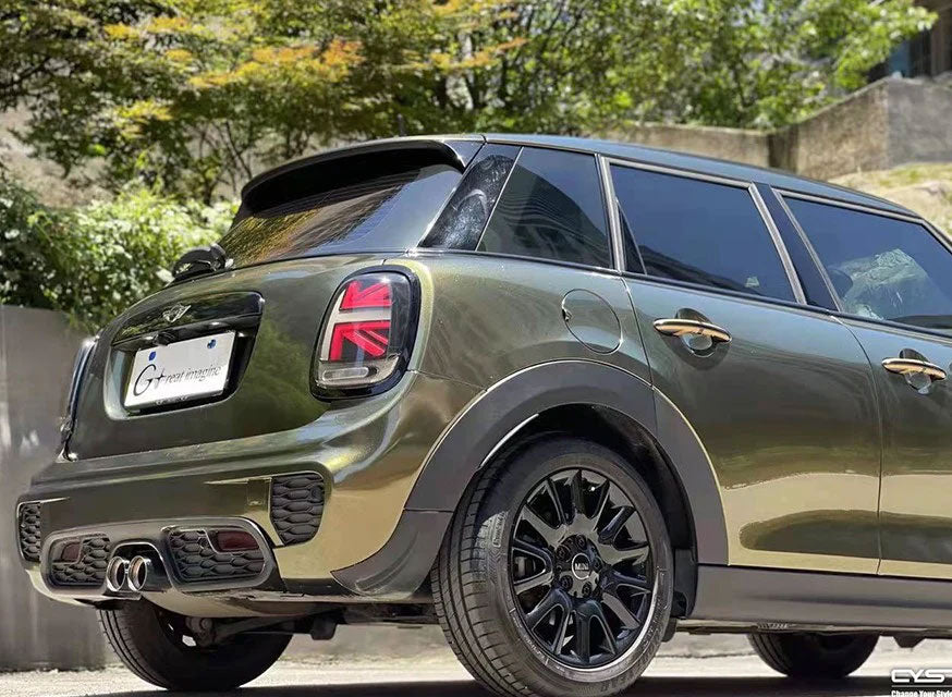 masina auriu inchis pe strada