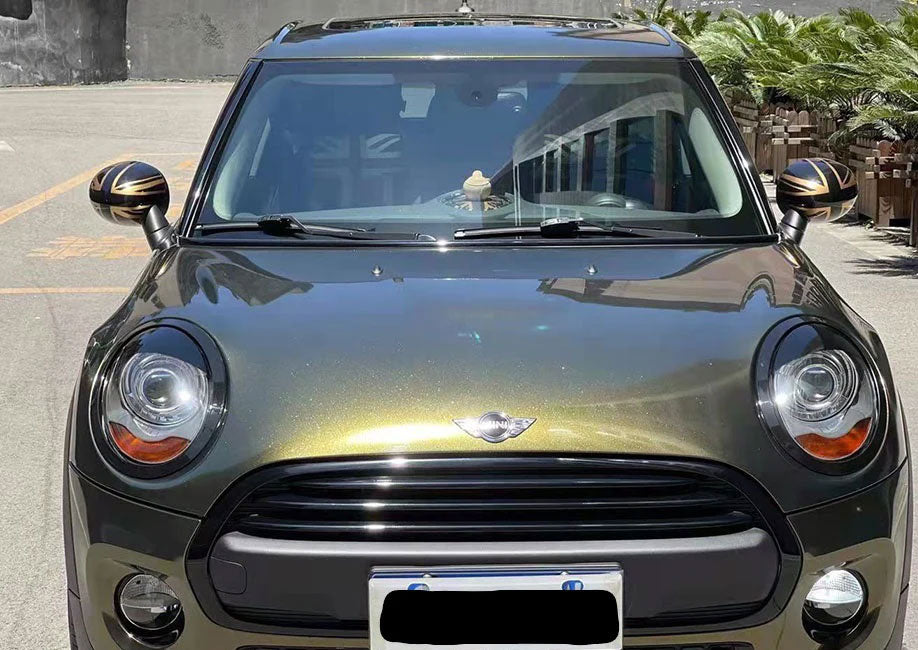 masina auriu inchis in trafic