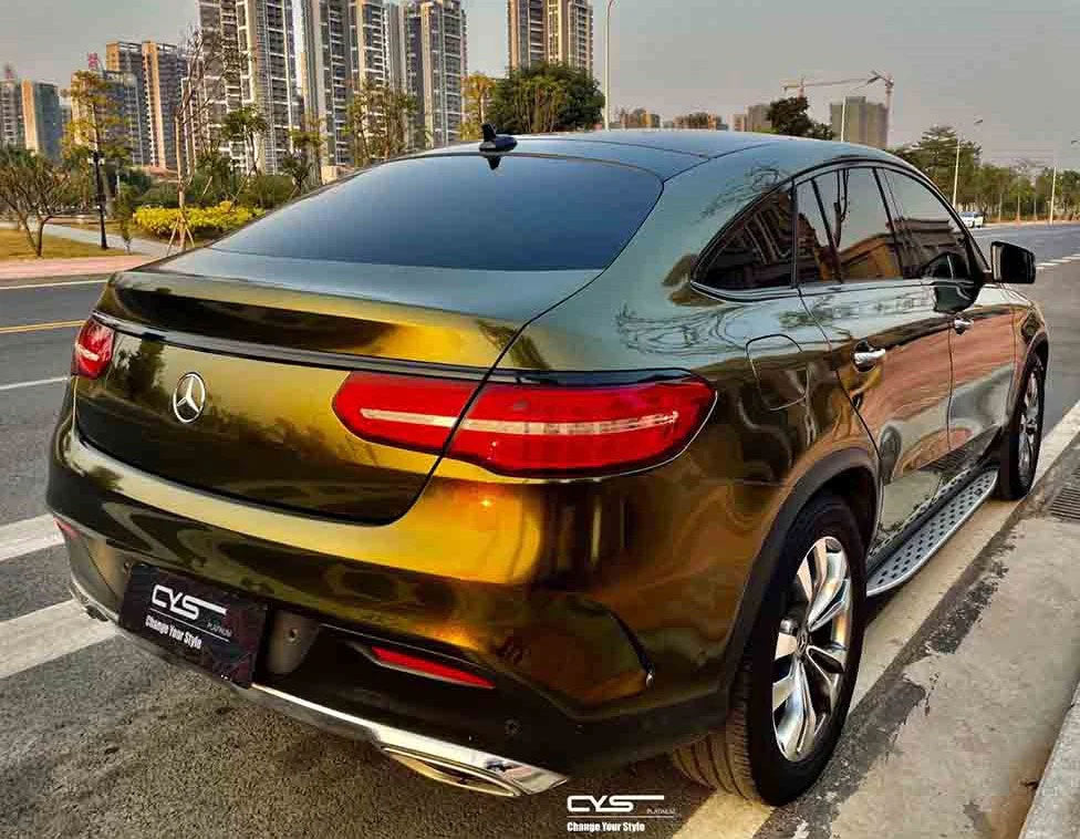 masina auriu inchis parcata pe o parte a strazii