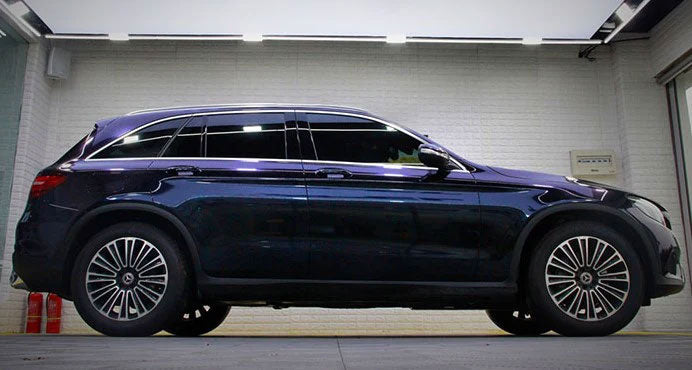 masina albastru inchis metalizat intr-un garaj