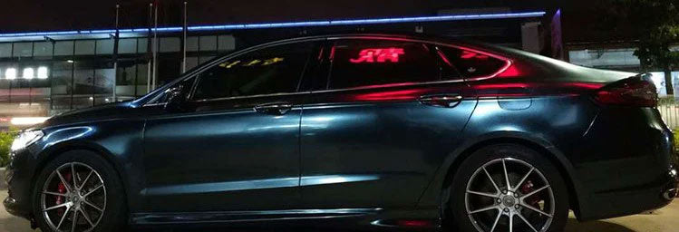 masina albastru inchis metalizat cu o lumina rosie