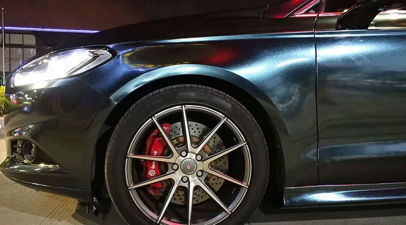 partea laterala a unei masini albastru inchis metalizat