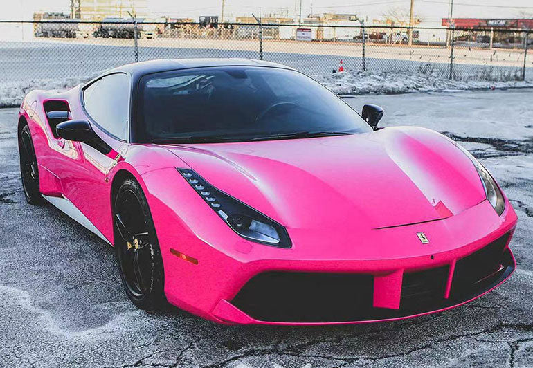 masina sport roz lucios parcata intr-o parcare