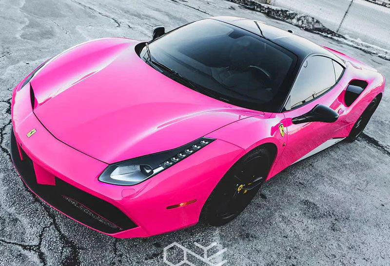 masina sport roz lucios parcata intr-o parcare