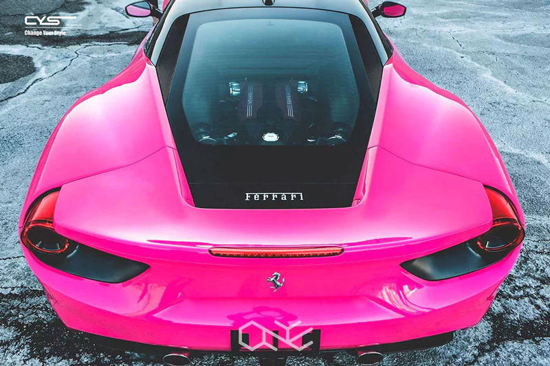 spatele unei masini sport roz lucios