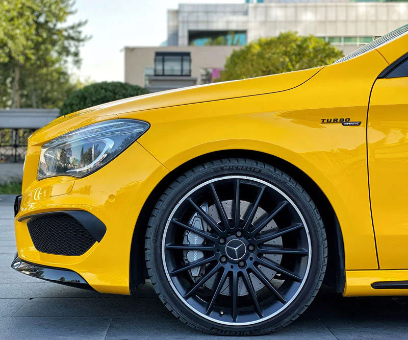 partea laterala a unei masini galben lucios