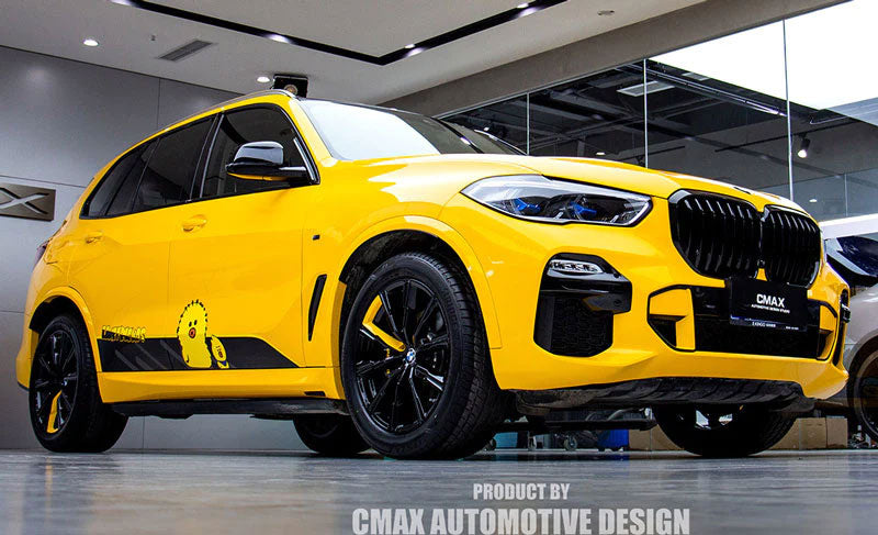 masina galben lucios cu un desen pe o parte parcata in garaj