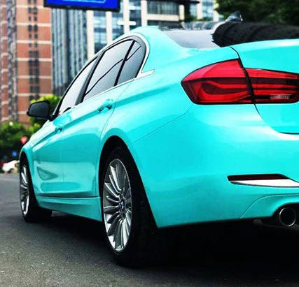 masina albastra sport in trafic