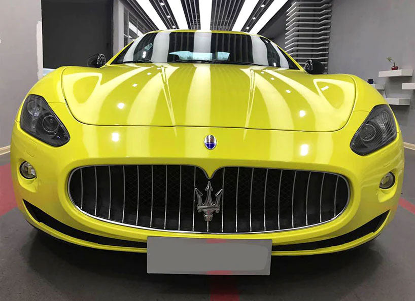 masina sport galben lucios parcata intr-un garaj