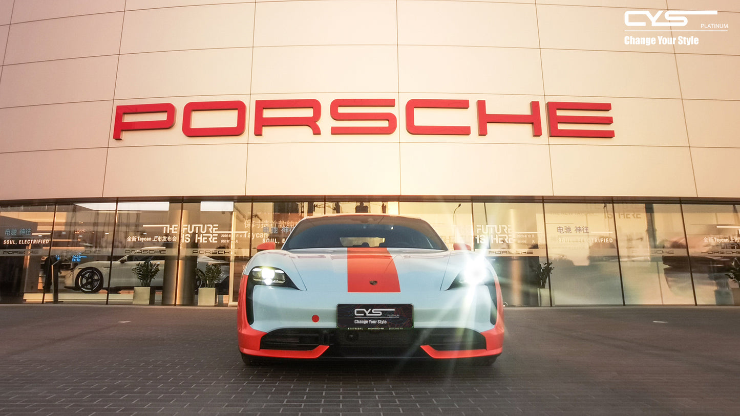 masina bleu portocaliu metalizat in fata unui  showroom