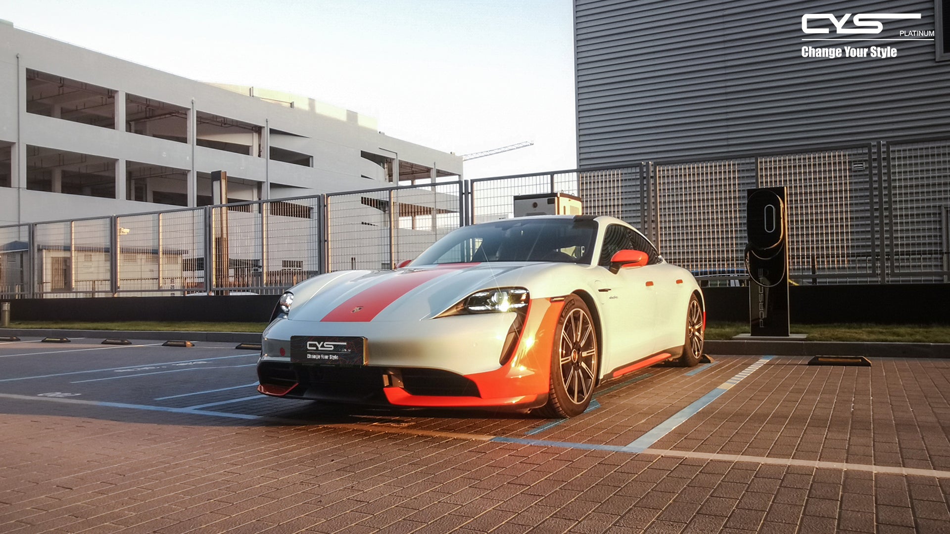 masina bleu portocaliu metalizat intr-o parcare