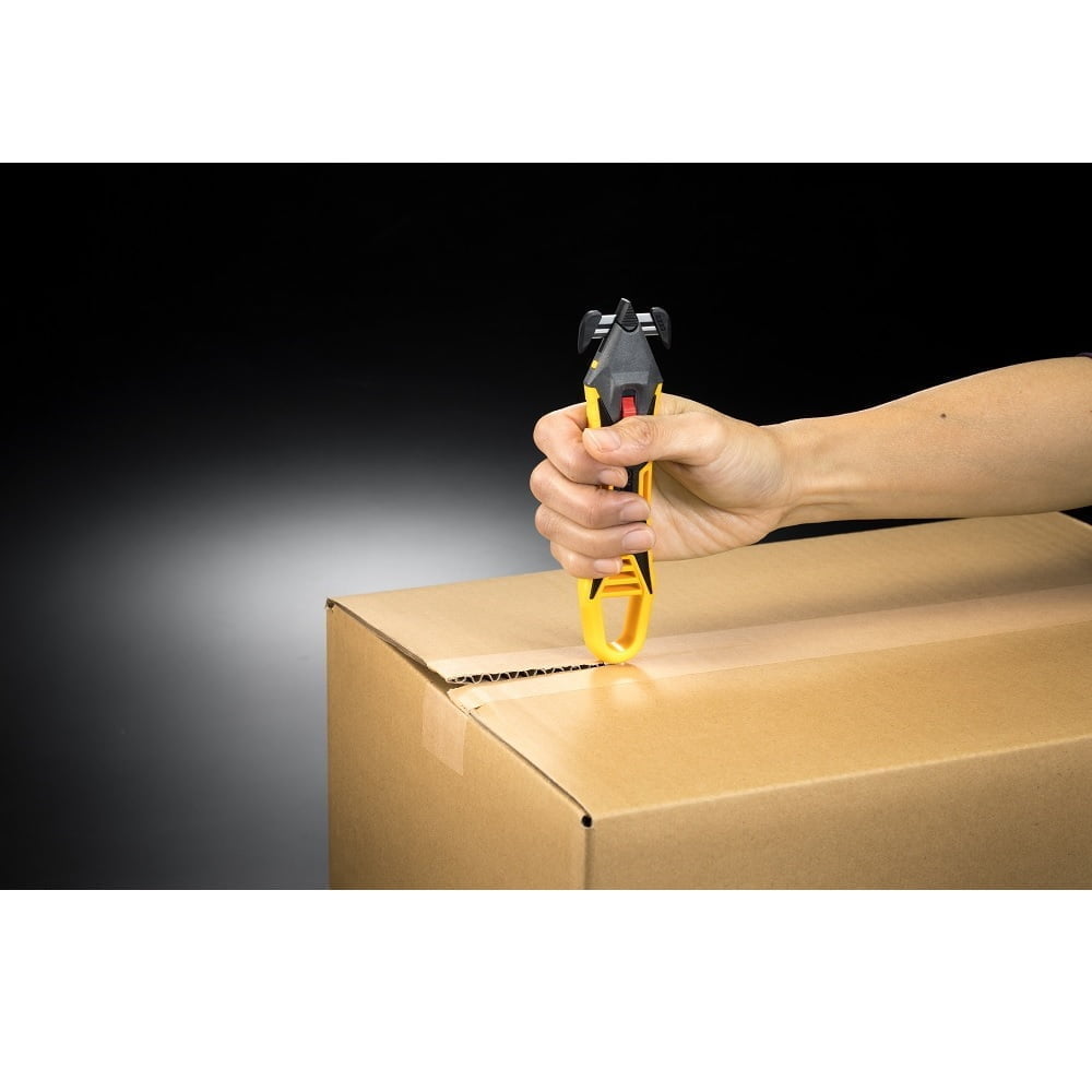 mana cu un cutter galben cu cap de taiere schimbabil negru taie o cutie