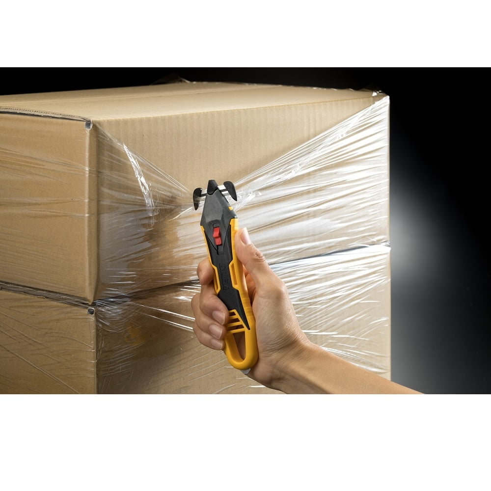 mana cu un cutter galben cu cap de taiere schimbabil negru taie folia de plastic ce tine o cutie