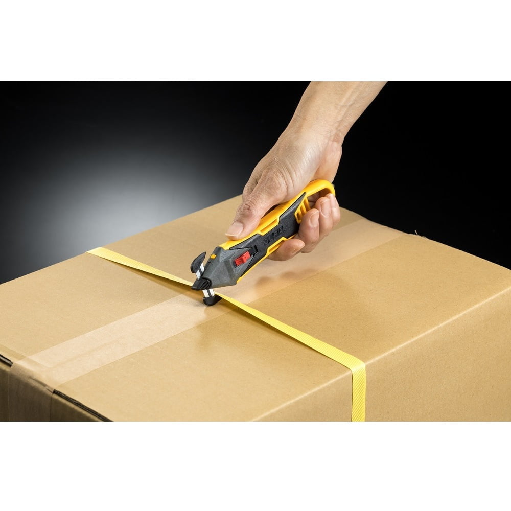 mana cu un cutter galben cu cap de taiere schimbabil negru taie banda ce tine o cutie