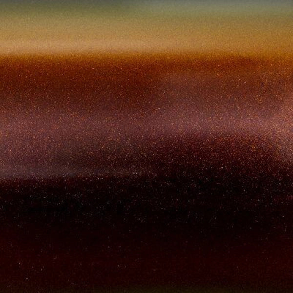 benzi orizontale de culori maro inchis, maro-roscat si portocaliu care se amesteca unele cu altele, asemanand cu un apus de soare.