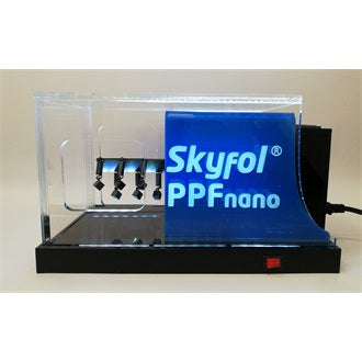 o cutie neagra cu o parte transparenta si ecran albastru inscriptionat Skyfol
