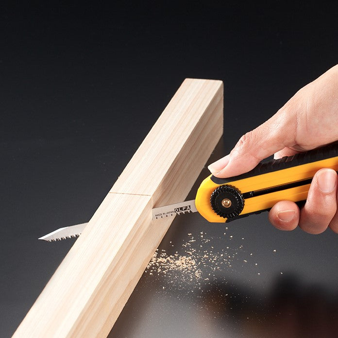 mana care taie o bucata de pal cu ajutorul unui cutter cu lama tip ferastrau