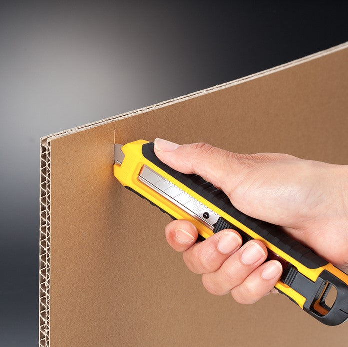 mana care taie cu ajutorul unui cutter cu lama tip cutit un carton