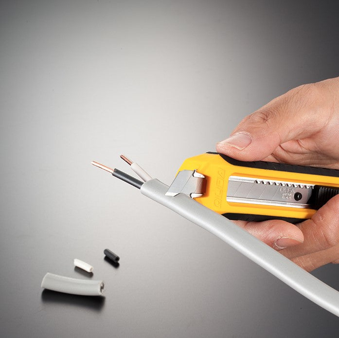 mana care taie cu ajutorul unui cutter cu lama tip cutit un tub in care se afla doua cabluri, unul alb si unul negru