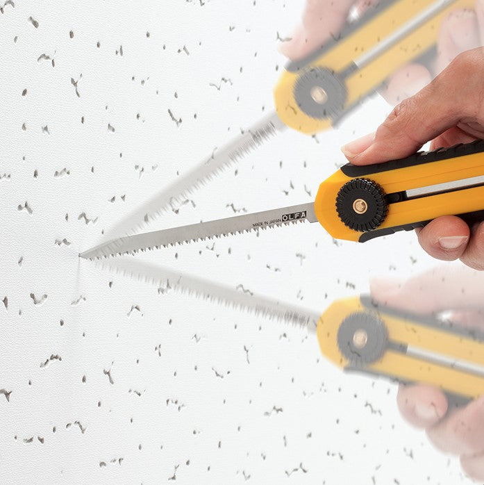 mana in care marcheaza o bucata de rigips alb cu un cutter cu lama tip ferastrau