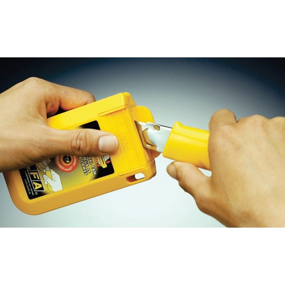 o mana care tine o cutie galbena de plastic cu eticheta OLFA si o mana care tine un cutter galben