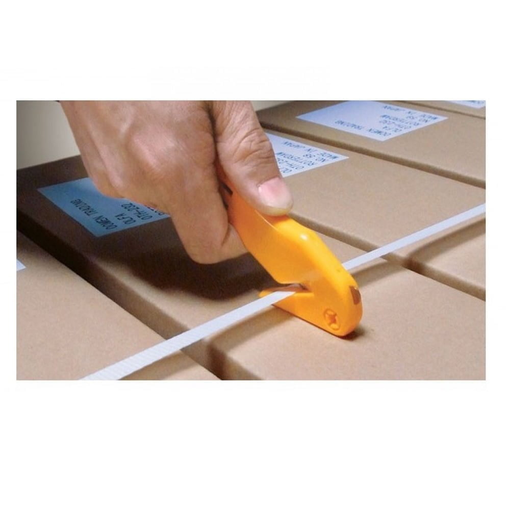 mana cu un cutter galben cu cioc taie banda cu care sunt prinse mai multe cutii