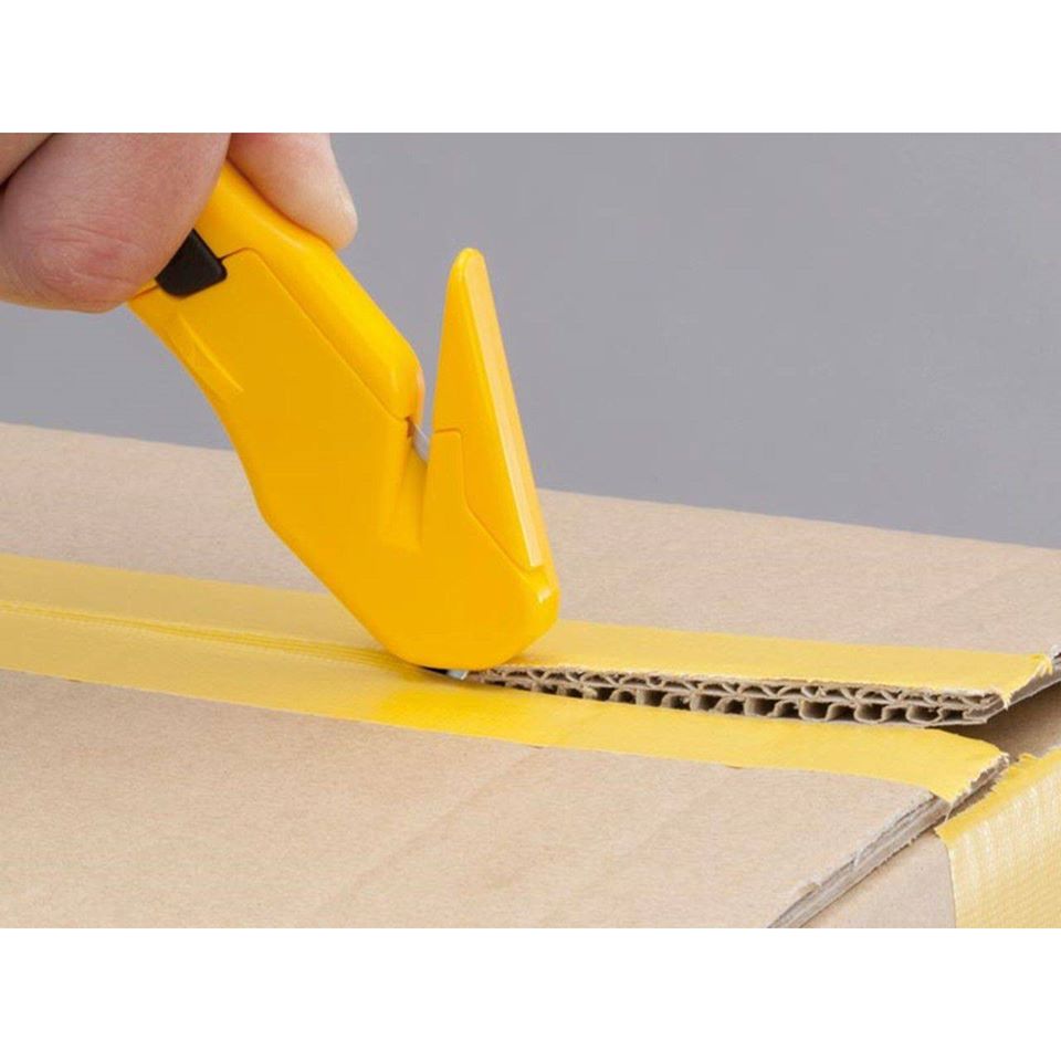 cutter galben cu cioc taie banda lipita pe o cutie