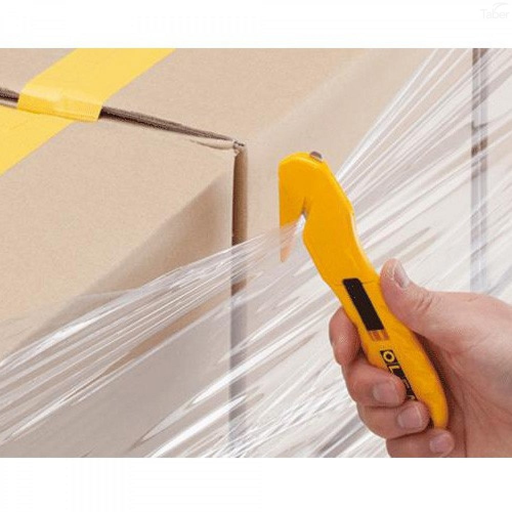 mana cu un cutter galben cu cioc taie o folie de plastic cu care sunt prinse mai multe cutii