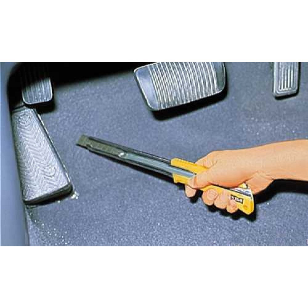 mana care, cu ajutorul unui cutter extra lungime taie mocheta dintr-o masina din dreptul soferului