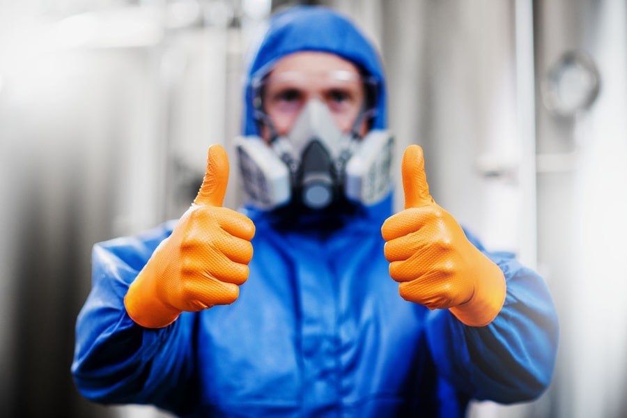 persoana echipata cu manusi nitril Mercator GoGrip Portocaliu