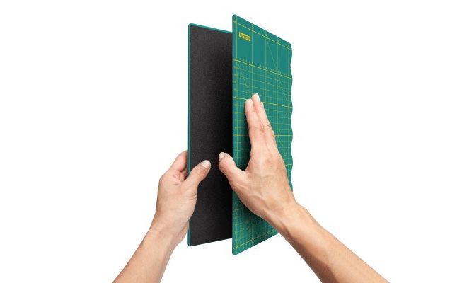 persoana care indoaie un dreptunghi verde cu grid galben