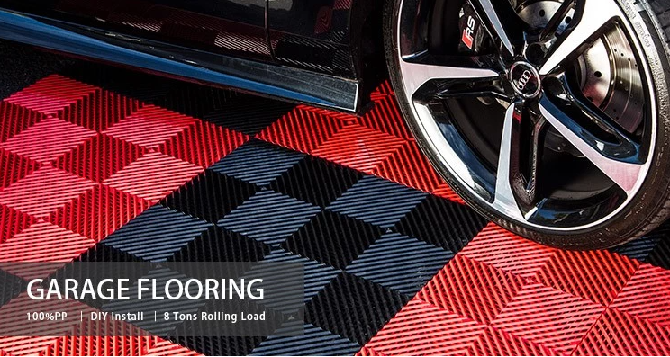 pardosea modulara instalata pe podeaua unui atelier, cu o masina peste