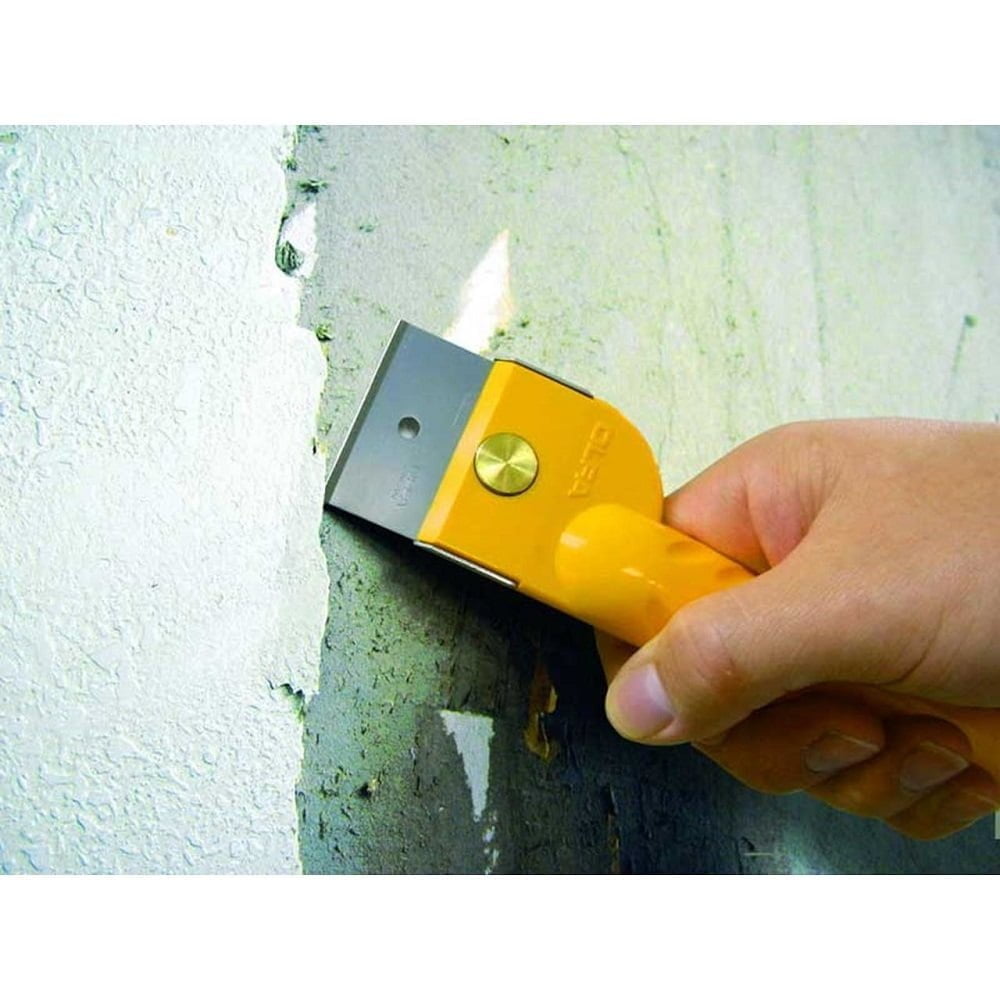 mana care cu ajutorul unui razuitor galben inlatura o vopsea verde